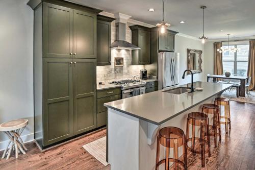 Chic Nashville Townhome Less Than 2 Miles to Music Row! in Nashville, USA