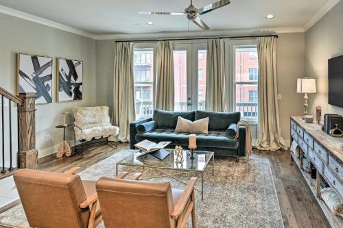 Chic Nashville Townhome Less Than 2 Miles to Music Row! in Nashville, USA