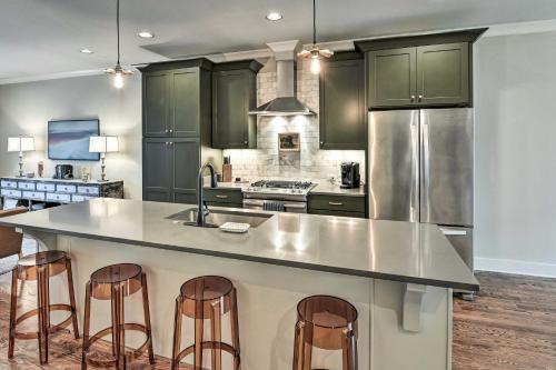 Chic Nashville Townhome Less Than 2 Miles to Music Row! in Nashville, USA