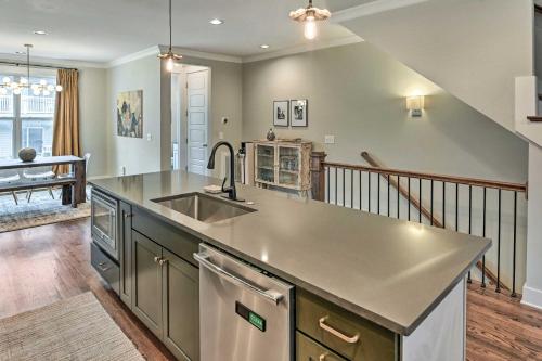 Chic Nashville Townhome Less Than 2 Miles to Music Row! in Nashville, USA