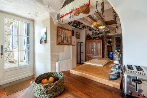 Kitchen, Gite insolite troglodytique de la Cave des Mouret in Troo