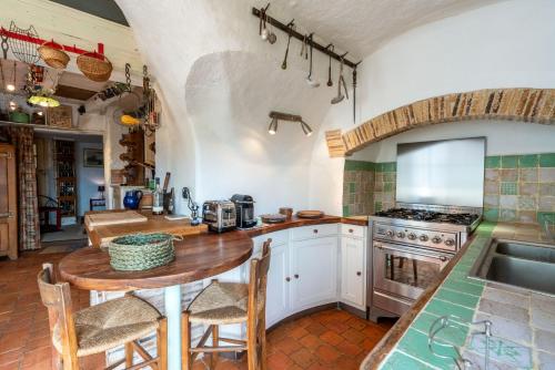 Kitchen, Gite insolite troglodytique de la Cave des Mouret in Troo