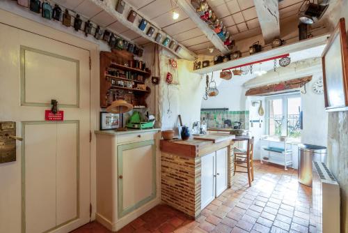 Kitchen, Gite insolite troglodytique de la Cave des Mouret in Troo