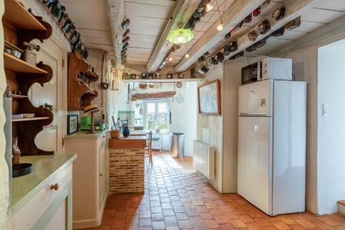 Kitchen, Gite insolite troglodytique de la Cave des Mouret in Troo