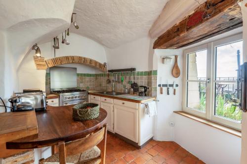 Kitchen, Gite insolite troglodytique de la Cave des Mouret in Troo