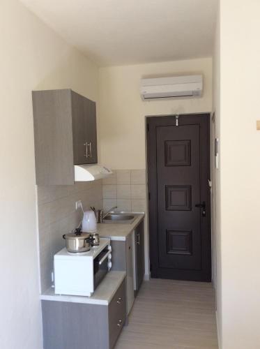 Kitchen, Elena Rooms in Foinikas