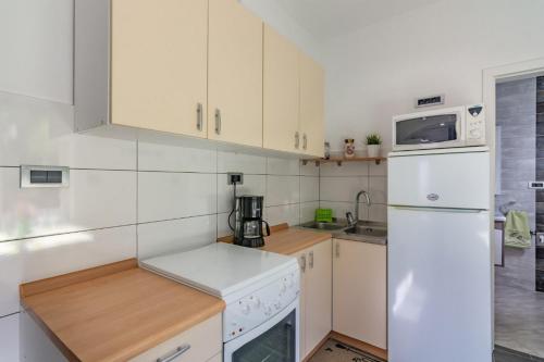 Studio with Balcony and Sea View image 4