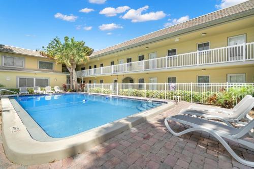 Waves 18, 2 Bedroom, Pool View, Heated Pool, BBQ, WiFi, Sleeps 6