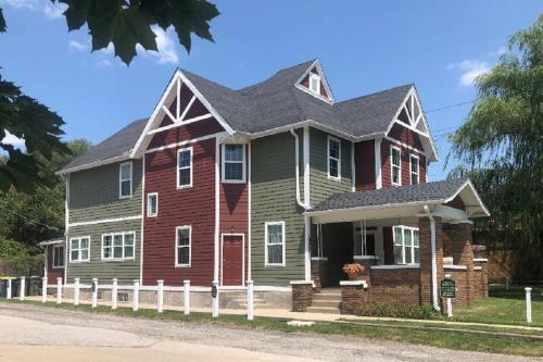 9 Bedrooms, 3 Kitchens, 3 Baths, Sleep 20 Downtown in Indianapolis, USA