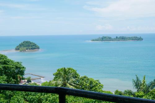 The view padang, Amazing view, food, drink, sleep, transport, 8 mins Mentawai fast ferry