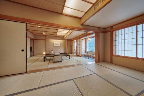 Deluxe Japanese-Style Room