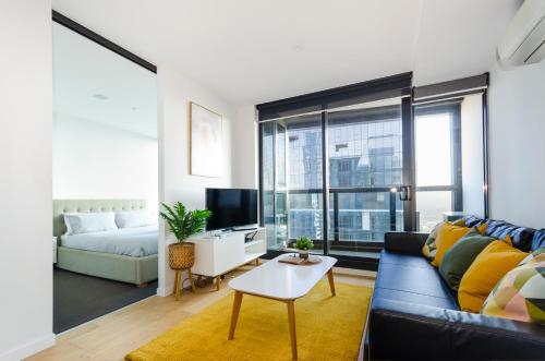 2BR CBD pad, city views, free parking, pool, gym