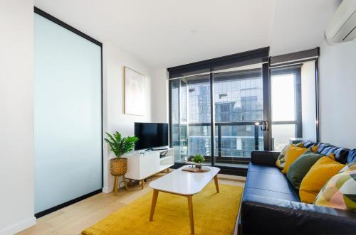 2BR CBD pad, city views, free parking, pool, gym