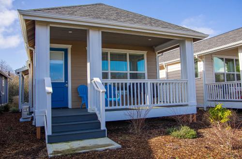 Eugene and Ariel`s Cottage - Oyhut Bay Seaside Village - main image