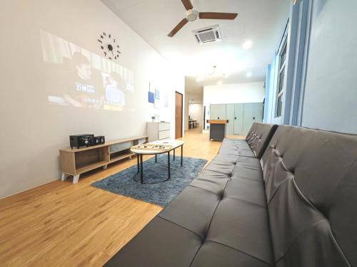 KTV, Dart & Snooker 4BR 16-20pax 4min walk to Jonker & Town