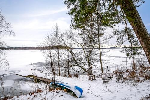 Relaxing Lake Oasis with Jacuzzi - Amazing view & Private Pier, Stockholm (photo 6)