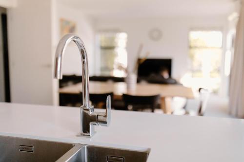 Kitchen, Nelson Central Town House in The Wood