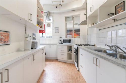 ห้องครัว, Richmond Private Rooms - 151 Hoddle Homestay near ฟิทส์รอย การ์เดน