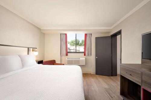 Ramada by Wyndham Allentown/Bethlehem - Tap to explore photos