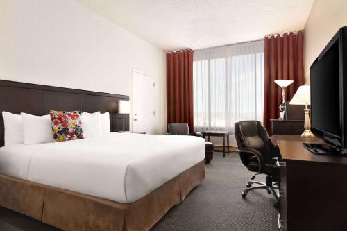 Travelodge by Wyndham Quebec City Hotel & Convention Centre