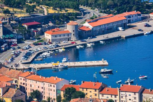 Viesnīcas āriene, Hotel Art in Senj