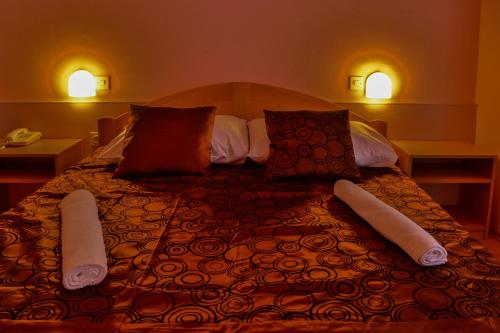 1 queen bed, 1 twin bed