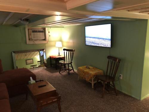 Rustic BEACH FRONT Basement Apt, Pet Friendly Wi-Fi apts in North Camellia Acres, USA