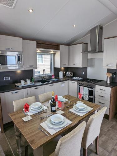 LOCATION LOCATION Beautiful Modern Frontline Caravan Haven Littlesea Weymouth