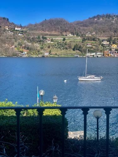 Villa Giardino con pontile sul Lago D’Orta in riva