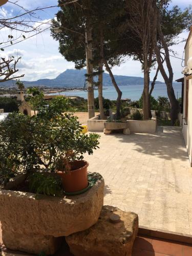  HOLIDAY HOME CON VERANDA SUL MARE e A 3 MINUTI A PIEDI DALLA SPIAGGIA in Custonaci