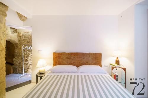 1 queen bed, 2 sofa beds