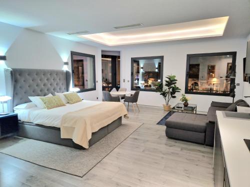 1 queen bed, 1 sofa bed
