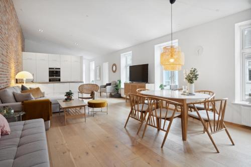 Central 3-bedroom apartment with huge terrace, including queen size beds 2