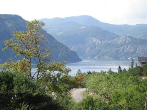 Vue imprenable sur Lac de Serre-Ponçon à Chorges : appt prestige 8 pers