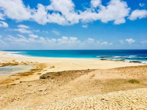 Cosy & Relax Yellow House 5mn walk from the beach! in Vila do Maio