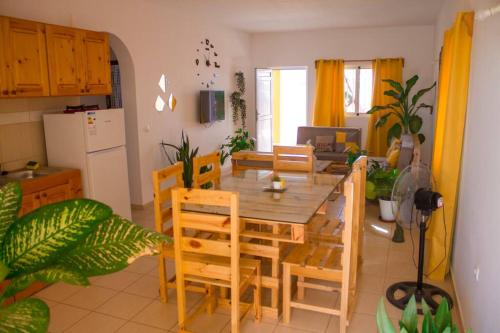 Einrichtungen, Cosy & Relax Yellow House 5mn walk from the beach! in Vila do Maio