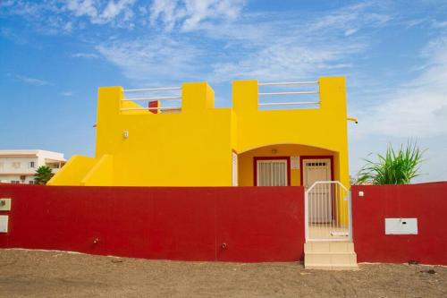 Unterkunft von außen, Cosy & Relax Yellow House 5mn walk from the beach! in Vila do Maio