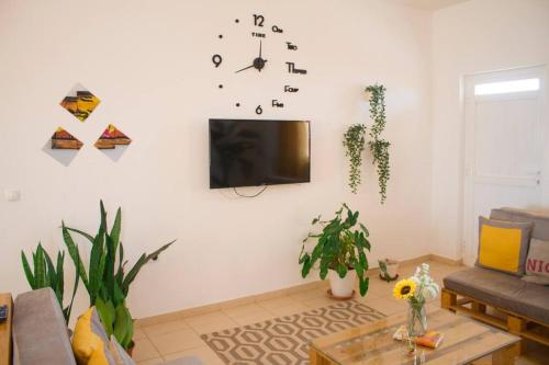 Cosy & Relax Yellow House 5mn walk from the beach! in Vila do Maio