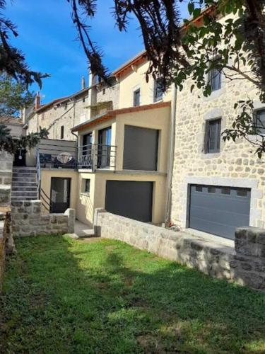 Maison centre de Saugues avec terrasse et terrain gîte à louer Saugues
