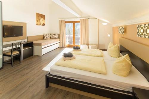 1 queen bed, 2 twin beds