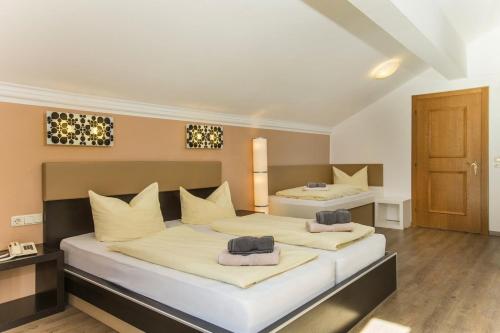 1 queen bed, 1 twin bed