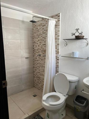 Casa Zona Iteso, Expo, Plaza del Sol, 4 habitaciones 8 huespedes / compartida - Lomas de Santa Anita