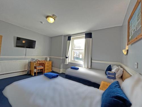 2 twin beds