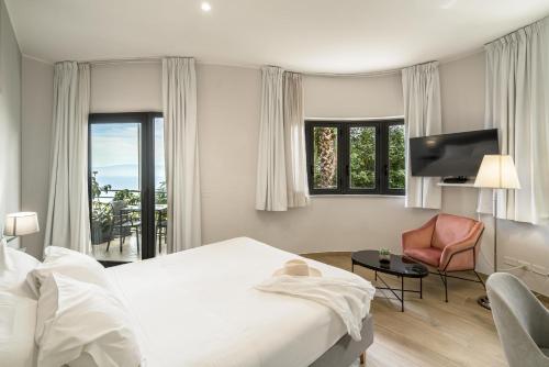 Double Room with Balcony and Partial Sea View room in Taormina Palace Hotel