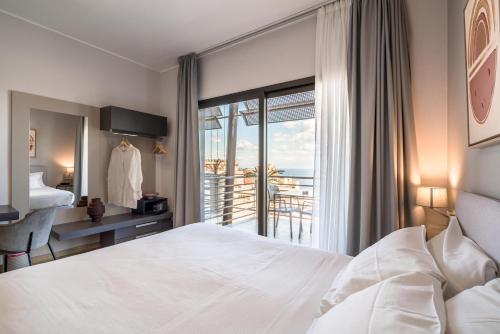 Superior Double Room with Balcony and Sea View image 4