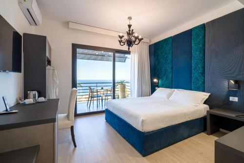 Deluxe Double Room with Balcony and Sea View