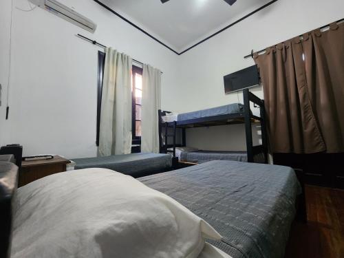 2 twin beds, 1 bunk bed