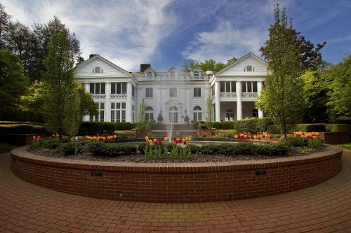 The Duke Mansion - 출입구
