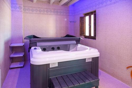 CASA PARISEO con Jacuzzi, Chimenea, BBQ, Bar y mucho más (CASA PARISEO con Jacuzzi, Chimenea, BBQ, Bar y mucho mas) in Almazan