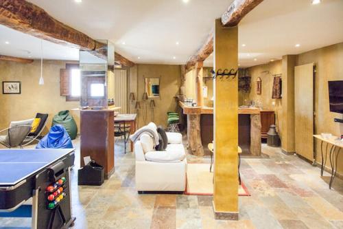 CASA PARISEO con Jacuzzi, Chimenea, BBQ, Bar y mucho más (CASA PARISEO con Jacuzzi, Chimenea, BBQ, Bar y mucho mas) in Almazan